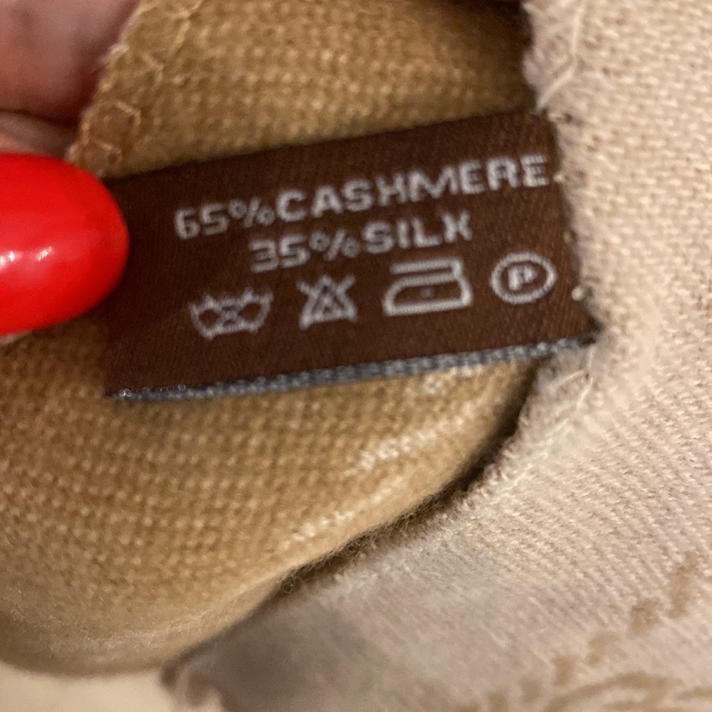 𝅺Gucci cashmere/silk wrap - Picture 9 of 9